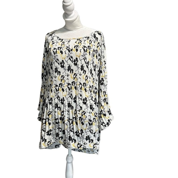 Avenue Tops - Avenue women's size 22/24 White, black and yellow floral blouse